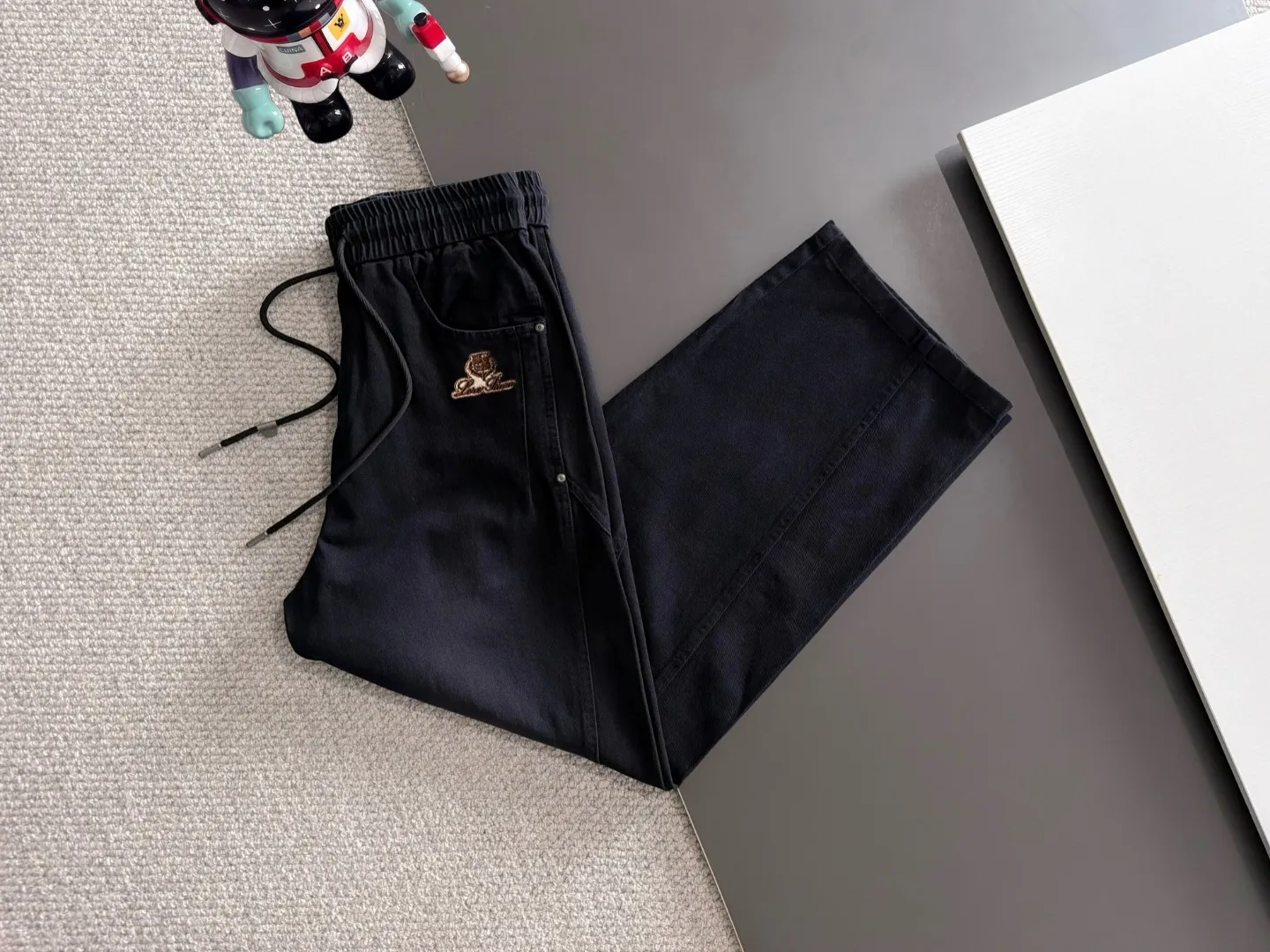 Next day shipment LP High Quality 2026 Autumn and Winter New Arrival elastic band casual pants, counter-customized fabrics, Breathable, high comfort, impeccable details, brand element design concept, reflecting high quality. It feels delicate and soft! It presents a casual cut and the upper body shape is great! Sizes:S-3XL